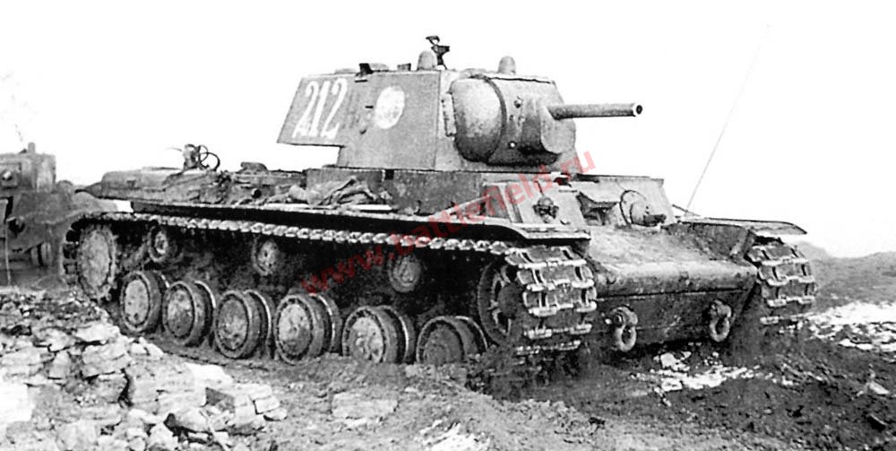 Танк КВ-1 обр. 1941 г. и БТ-5 на заднем фоне. Ленинградский фронт, осень 1941 г.