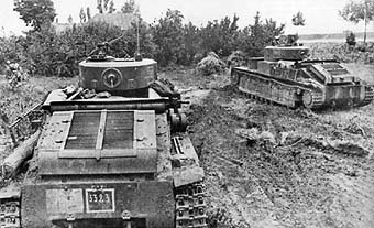 Два танка Т-28 вступают в бой. Украина. Лето 1941