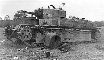 Подбитый Т-28. Рядом - мертвый танкист. Лето 1941