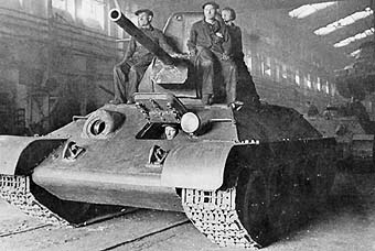 Новенький Т-34 образца 1942 покидает цех завода "Красное Сормово"