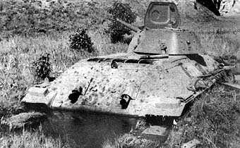 Завязший на лугу T-34-76 образца 1941